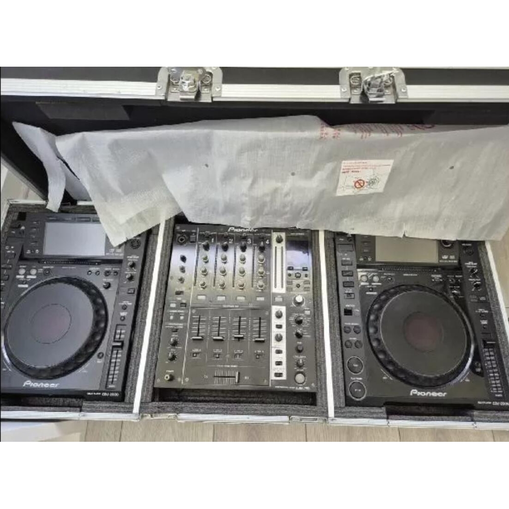 Pioneer CDJ 2000 + Pioneer DJM 750 mixer + speakers