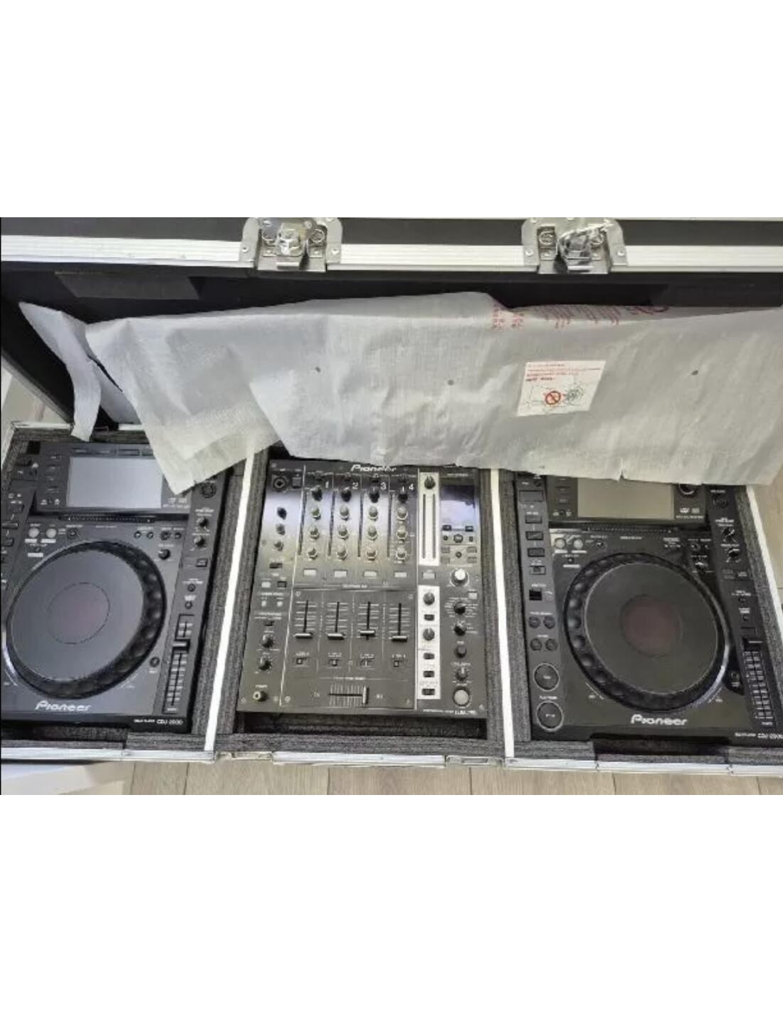 Pioneer CDJ 2000 + Pioneer DJM 750 mixer + speakers