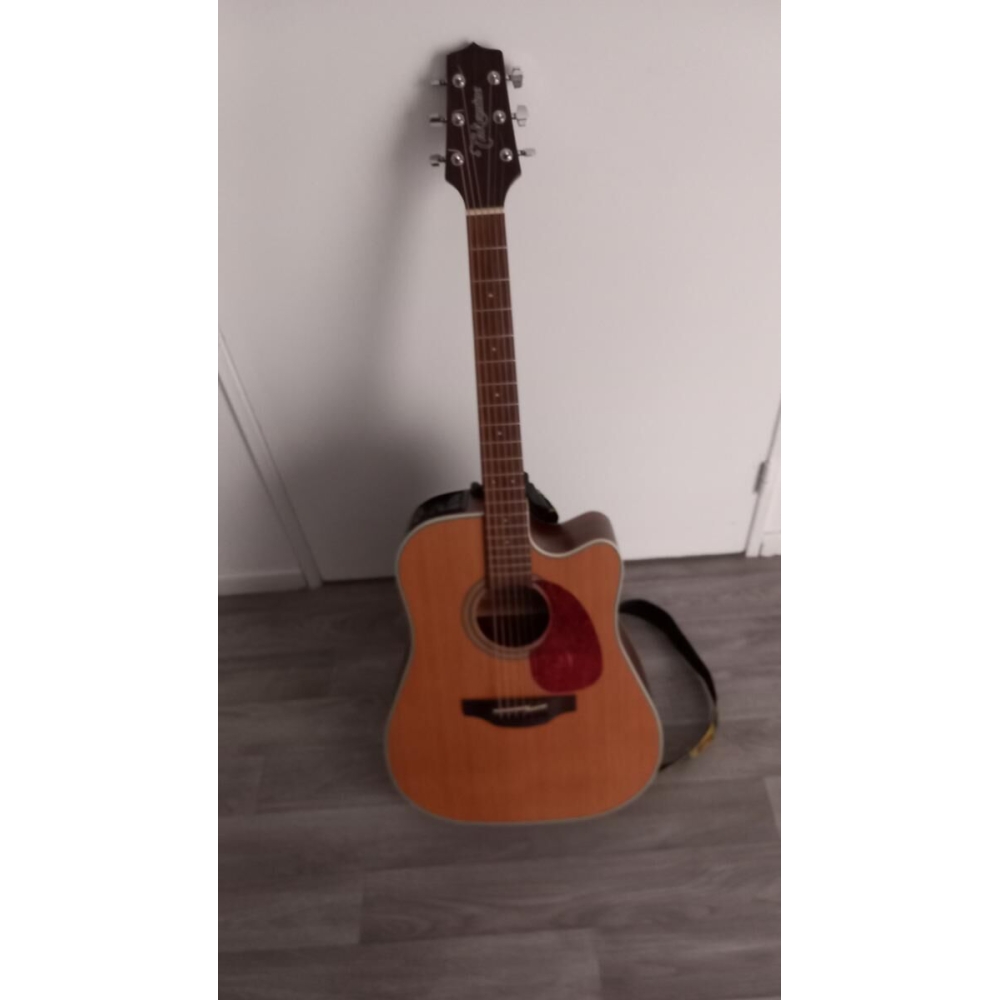 Takamine GD20CE NS es una guitarra electroacústica de la reconocida marca japonesa Takamine. Esta guitarra combina la belleza 