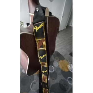 Takamine GD20CE NS es una guitarra electroacústica de la reconocida marca japonesa Takamine. Esta guitarra combina la belleza 