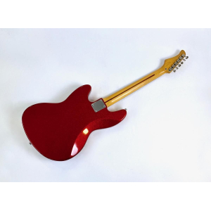 The Cort JC-65 Sparkling Red 1997 is a classic electric guitar that offers a combination of timeless design and exceptional play