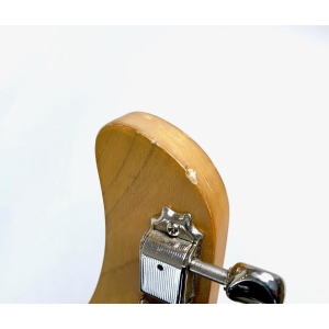 The Cort JC-65 Sparkling Red 1997 is a classic electric guitar that offers a combination of timeless design and exceptional play