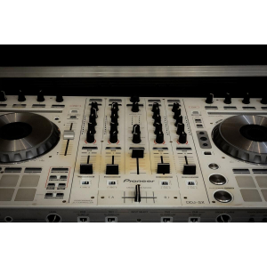 Pioneer DDJ SX is a professional DJ controller designed for Serato DJ software. It combines intuitive controls and a solid build