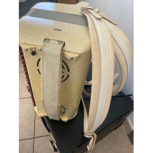 El acordeón Piermaria es un instrumento de alta calidad que combina tradición y tecnología de vanguardia. Fabricado en Italia