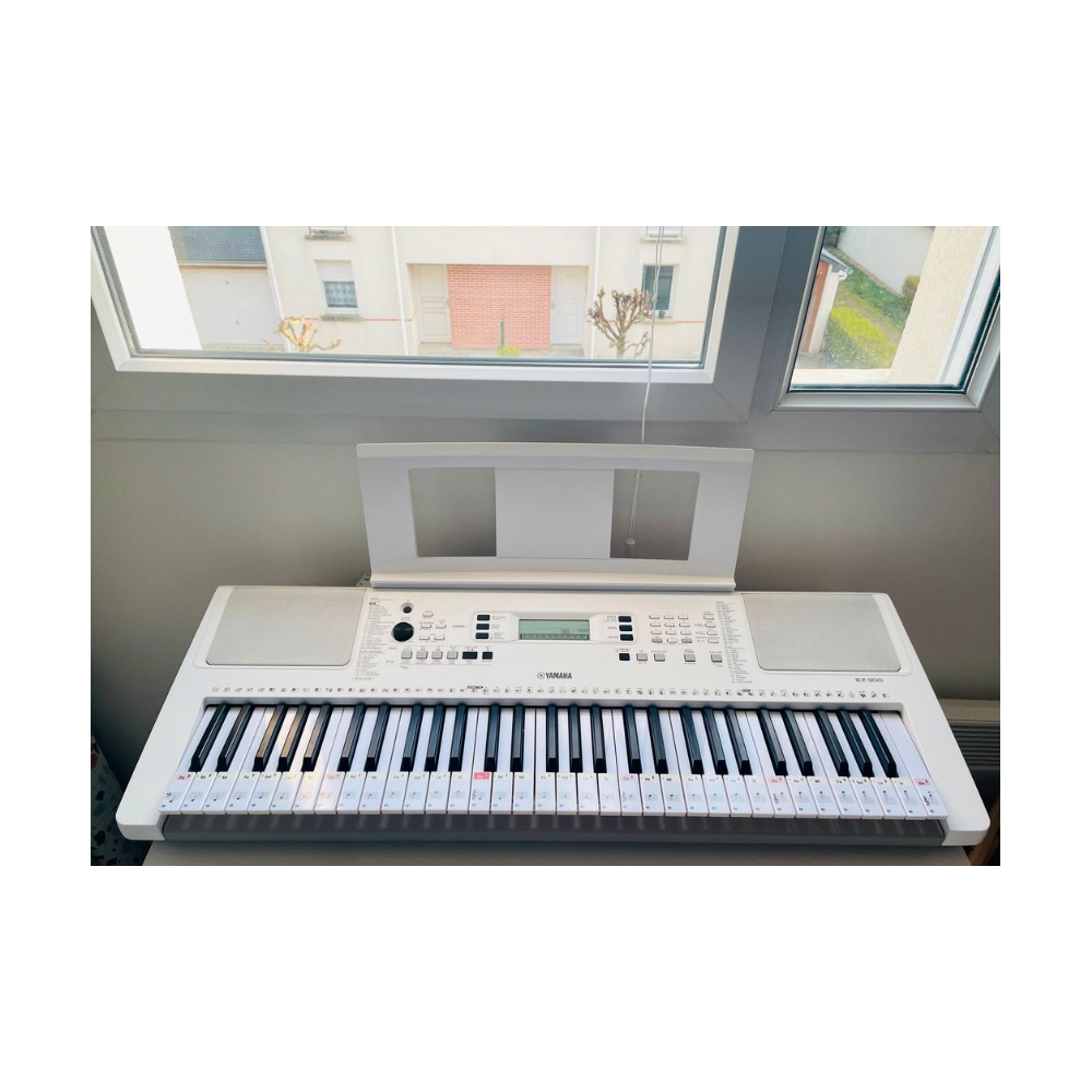 El Yamaha EZ-300 es un teclado electrónico de alta calidad que combina la versatilidad y la facilidad de uso. Con una amplia 