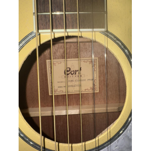 El Cort Jade Classic es una guitarra acústica de alta calidad con un sonido excepcional. Su cuerpo de tamaño reducido y forma 