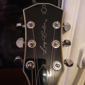 Sire Larry Carlton es una guitarra de alta gama que combina elegancia clásica con innovación tecnológica. Con un cuerpo 