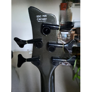 La Ibanez EDC 705 Ergodyne es un bajo de 5 cuerdas que combina un diseño elegante con un sonido potente. Este bajo cuenta con 