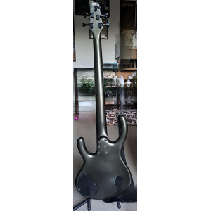 La Ibanez EDC 705 Ergodyne es un bajo de 5 cuerdas que combina un diseño elegante con un sonido potente. Este bajo cuenta con 