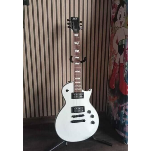 La LTD EC-256 es una guitarra eléctrica de estilo clásico con un aspecto y sonido impresionantes. Esta guitarra está 