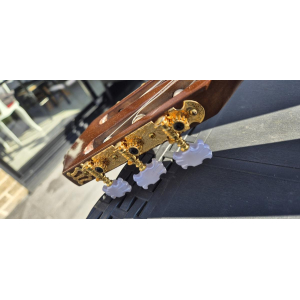 La Yamaha C70 es una guitarra clásica de alta calidad. Con su excelente sonido y su construcción duradera, es perfecta para 