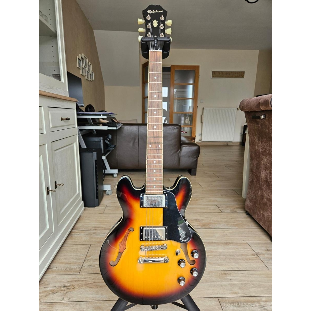 La Epiphone ES 339 es una guitarra eléctrica de cuerpo semi-hueco que ofrece un gran equilibrio entre comodidad y versatilidad.