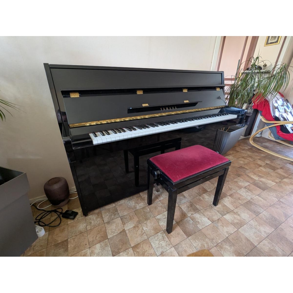 Yamaha C108 Piano vertical negro.