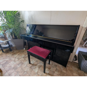 Yamaha C108 Piano vertical negro.