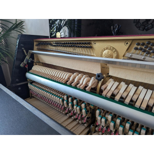 Yamaha C108 Piano vertical negro.