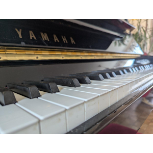 Yamaha C108 Piano vertical negro.