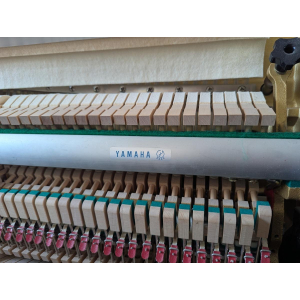 Yamaha C108 Piano vertical negro.