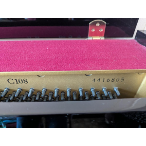 Yamaha C108 Piano vertical negro.