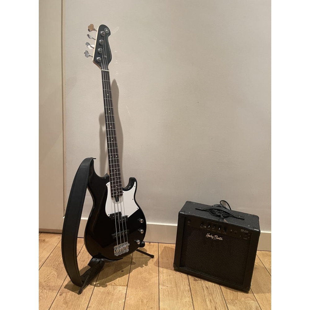 Yamaha BB234 bass with its amplifier
