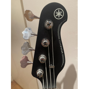 Yamaha BB234 bass with its amplifier