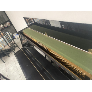 Piano vertical Yamaha of the U Series with a height of 121 cm, ideal for both beginners and advanced players. This piano offers