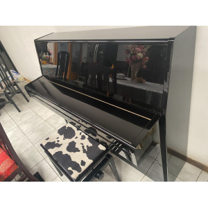 Piano vertical Yamaha of the U Series with a height of 121 cm, ideal for both beginners and advanced players. This piano offers