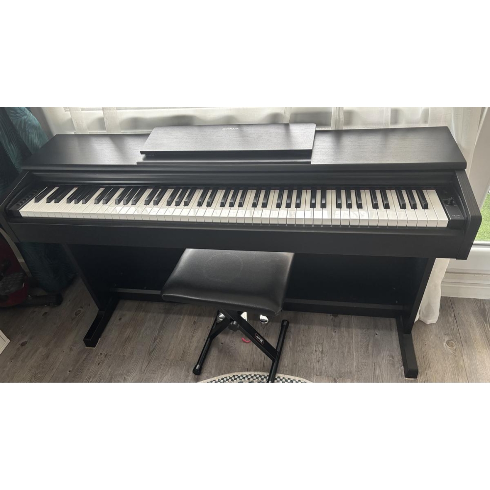 El Yamaha Arius YDP-144BK es un piano digital de alta calidad. Con su sonido auténtico y sensación de teclado realista, te 