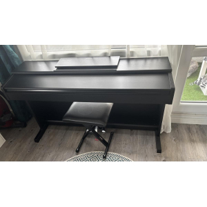 El Yamaha Arius YDP-144BK es un piano digital de alta calidad. Con su sonido auténtico y sensación de teclado realista, te 