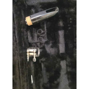 La Yamaha YCL-255S es una clarinete en Si bemol que ofrece un tono excepcional y una gran versatilidad. Fabricado con materiales