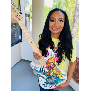 Fender stratocaster signée par Malina Moye et Druillet