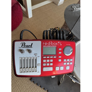 La batería electrónica Pearl Epro Live ofrece un rendimiento excepcional. Con su avanzado sistema de sonido, podrás 