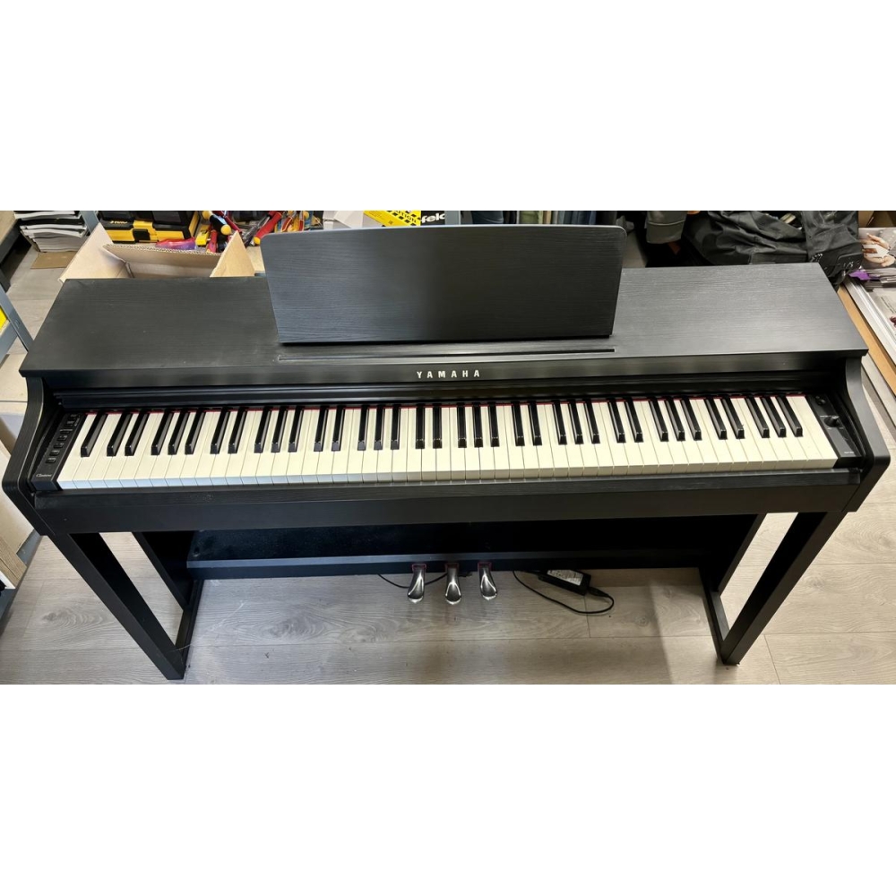 El Yamaha Clavinova CLP-525B es un piano digital de alta calidad que combina un diseño elegante con un sonido excepcional. Con 