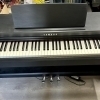 El Yamaha Clavinova CLP-525B es un piano digital de alta calidad que combina un diseño elegante con un sonido excepcional. Con 