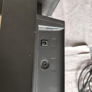 El teclado Yamaha PSR-F51 es un instrumento musical ideal para principiantes. Ofrece 61 teclas de tamaño completo que permiten 