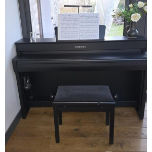 El Yamaha Clavinova CLP-735 es un piano digital de alta calidad que combina la innovación tecnológica con un sonido y una 