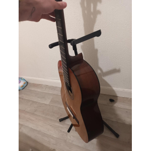 La Yamaha C40 es una guitarra clásica perfecta para principiantes y estudiantes de música. Con una construcción de alta 