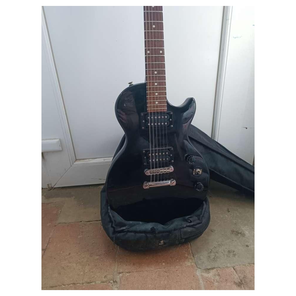 Epiphone Les Paul + Line 6 Spider IV 15-watt Amplifier