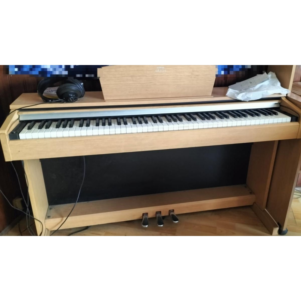 El piano digital Yamaha Arius YDP-142 es la elección perfecta para pianistas de todos los niveles. Con su teclado con acción 