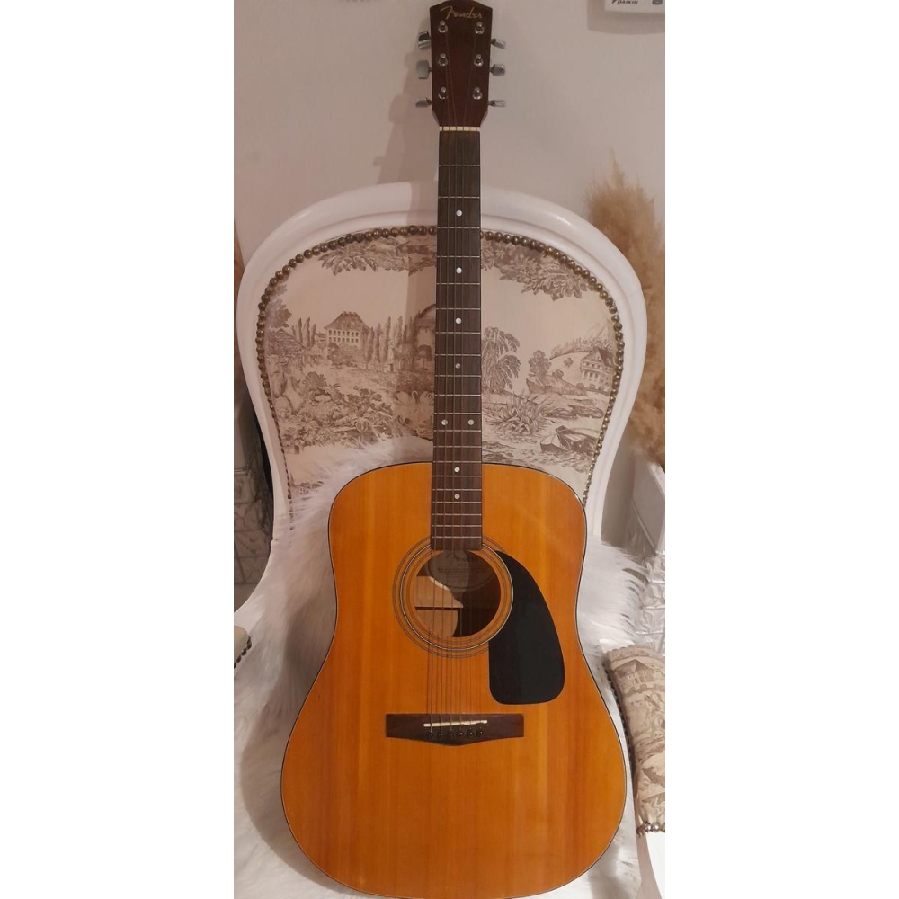 La Fender DG-4 es una guitarra acústica de calidad fabricada por Fender, una famosa marca de instrumentos musicales. Con un 