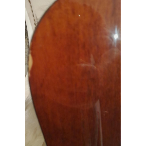 La Fender DG-4 es una guitarra acústica de calidad fabricada por Fender, una famosa marca de instrumentos musicales. Con un 