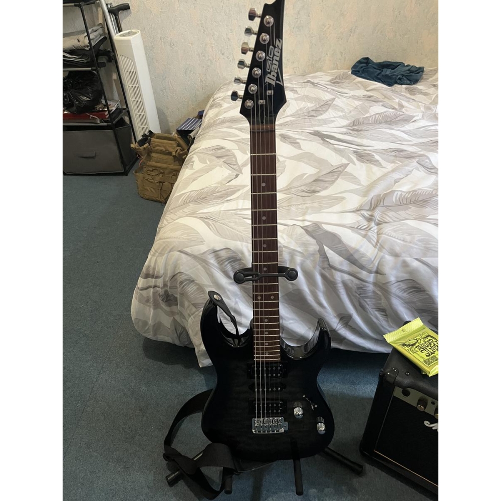 Ibanez GRX70QA-TKS es una guitarra eléctrica de alta calidad que combina elegancia y rendimiento. Con su cuerpo de álamo y su 