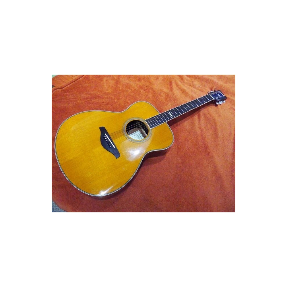 La Yamaha FS-TA es una guitarra electroacústica de tamaño reducido diseñada para ofrecer un sonido cálido y equilibrado en 