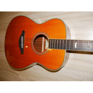 La Yamaha FS-TA es una guitarra electroacústica de tamaño reducido diseñada para ofrecer un sonido cálido y equilibrado en 