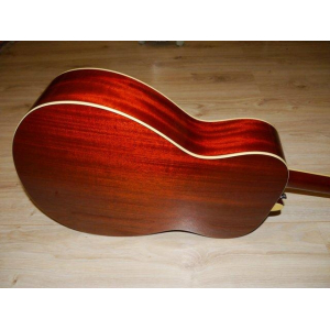 La Yamaha FS-TA es una guitarra electroacústica de tamaño reducido diseñada para ofrecer un sonido cálido y equilibrado en 