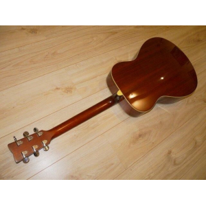 La Yamaha FS-TA es una guitarra electroacústica de tamaño reducido diseñada para ofrecer un sonido cálido y equilibrado en 