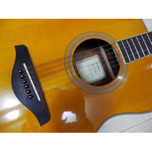 La Yamaha FS-TA es una guitarra electroacústica de tamaño reducido diseñada para ofrecer un sonido cálido y equilibrado en 