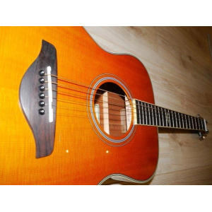 La Yamaha FS-TA es una guitarra electroacústica de tamaño reducido diseñada para ofrecer un sonido cálido y equilibrado en 