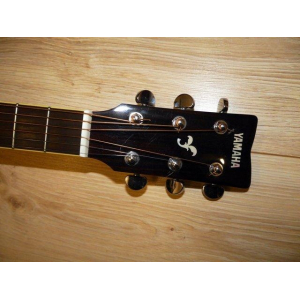 La Yamaha FS-TA es una guitarra electroacústica de tamaño reducido diseñada para ofrecer un sonido cálido y equilibrado en 