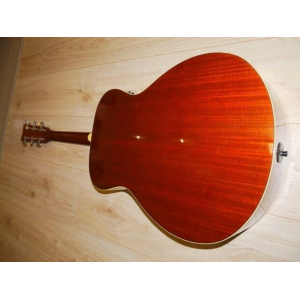 La Yamaha FS-TA es una guitarra electroacústica de tamaño reducido diseñada para ofrecer un sonido cálido y equilibrado en 