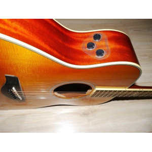 La Yamaha FS-TA es una guitarra electroacústica de tamaño reducido diseñada para ofrecer un sonido cálido y equilibrado en 